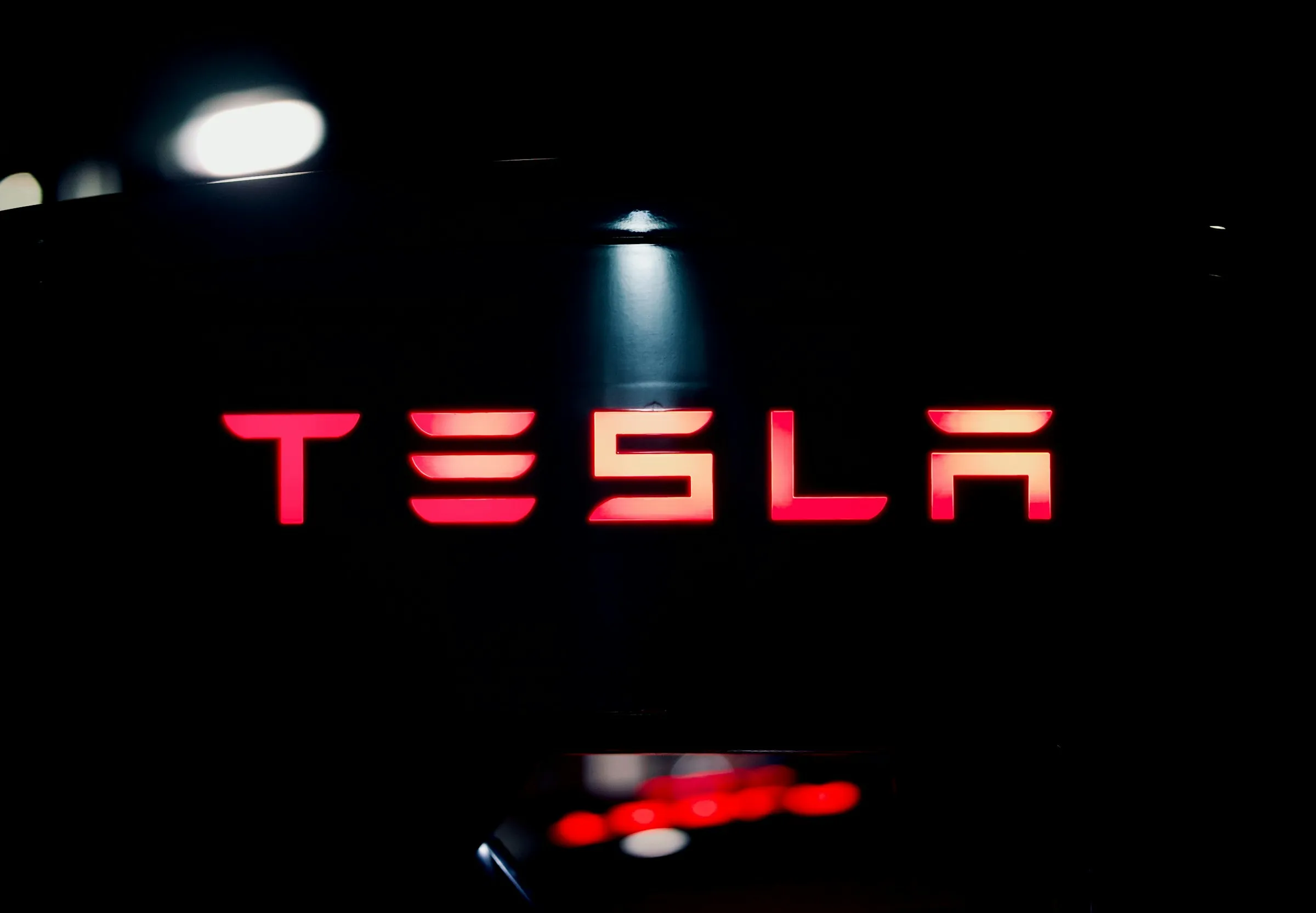 テスラ株価急落の真相：2025年上半期の減収・減益の理由を徹底解説