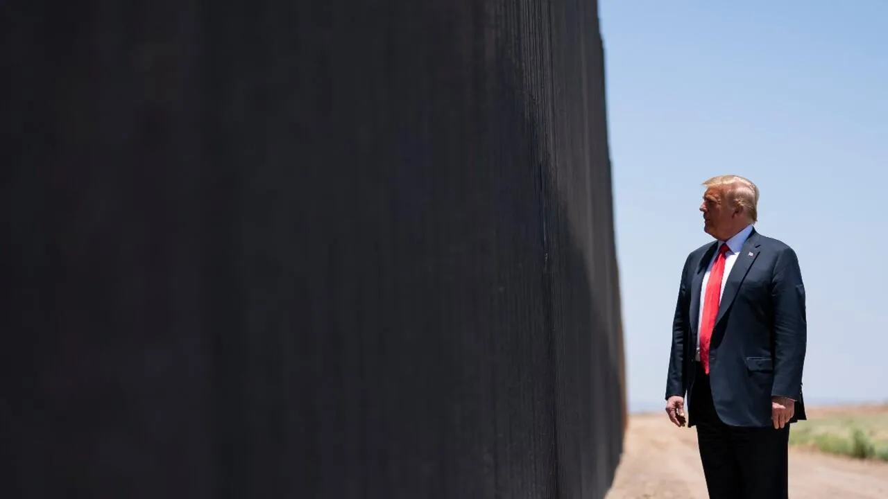 トランプ政権下「メキシコ残留」政策の復活の可能性と影響：国土安全保障長官指名ノーム知事の政策