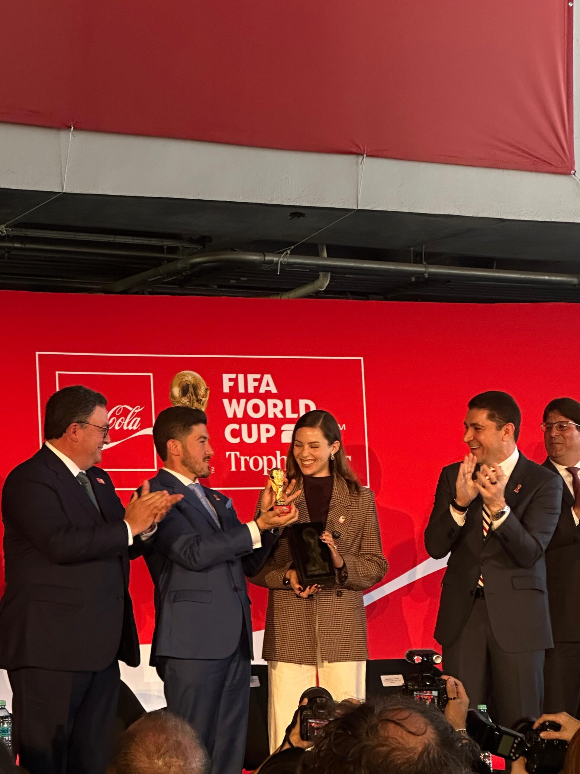 FIFAワールドカップ2026トロフィー、モンテレイに到着：BBVAスタジアムで展示